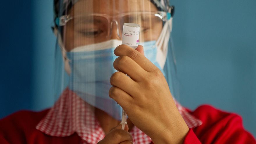Fotografía que muestra una enfermera mientras alista una jeringa con la vacuna de AstraZeneca en Ciudad de Guatemala (Guatemala). EFE/Esteban Biba/Archivo