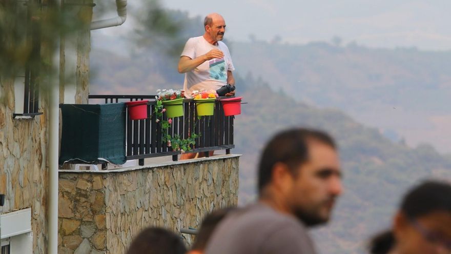 Incendio en los Montes de Valdueza desde la localidad de Ozuela. // César Sánchez / ICAL