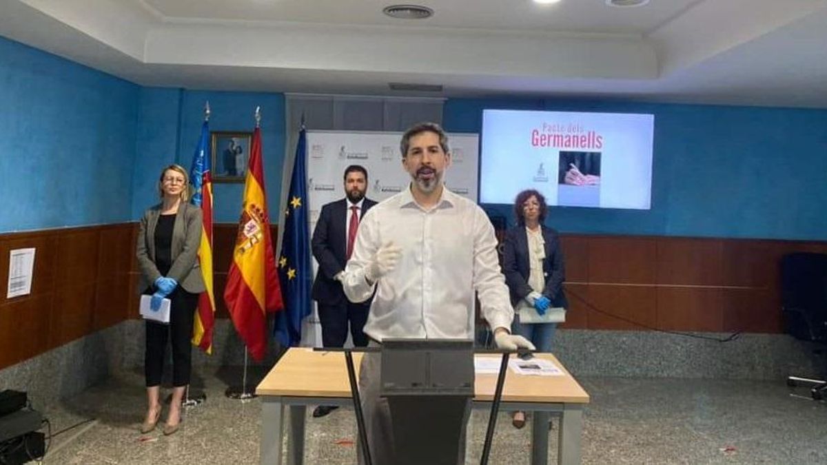 Mario Carrera, portaveu de Compromís en la firma del 'Pacte dels Germanells'.