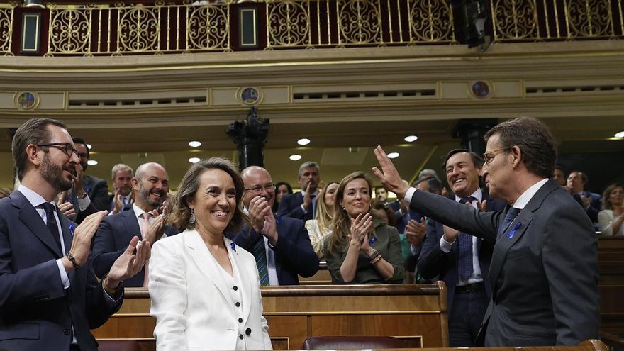 Alberto Núñez Feijóo saluda a la bancada del PP en la primera jornada del debate del Estado de la Nación.