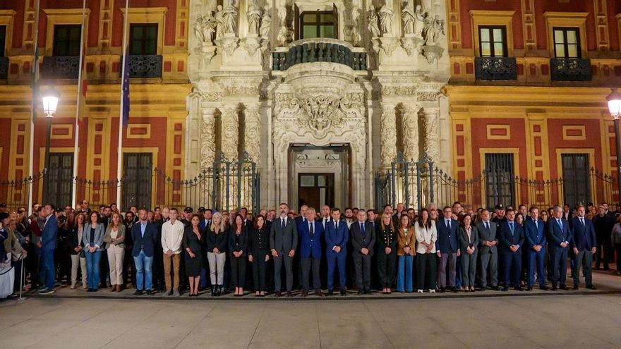 Moreno preside un minuto de silencio en Sevilla junto al grueso de su gobierno y numerosos representantes políticos
