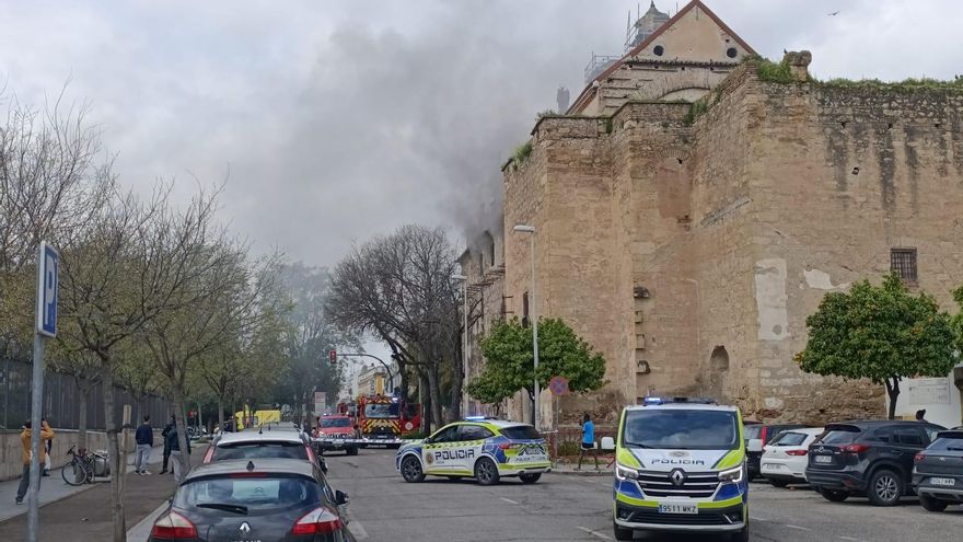Extinguido el incendio en la antigua iglesia de Madre de Dios