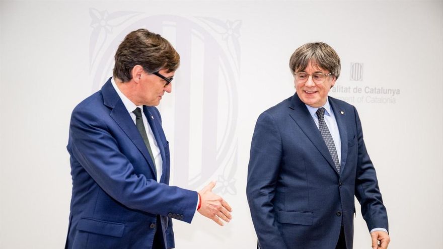 El presidente de la Generalitat, Salvador Illa saluda al presidente de Junts per Catalunya, Carles Puigdemont, durante una reunión, a 2 de septiembre de 2025, en Bruselas (Bélgica).