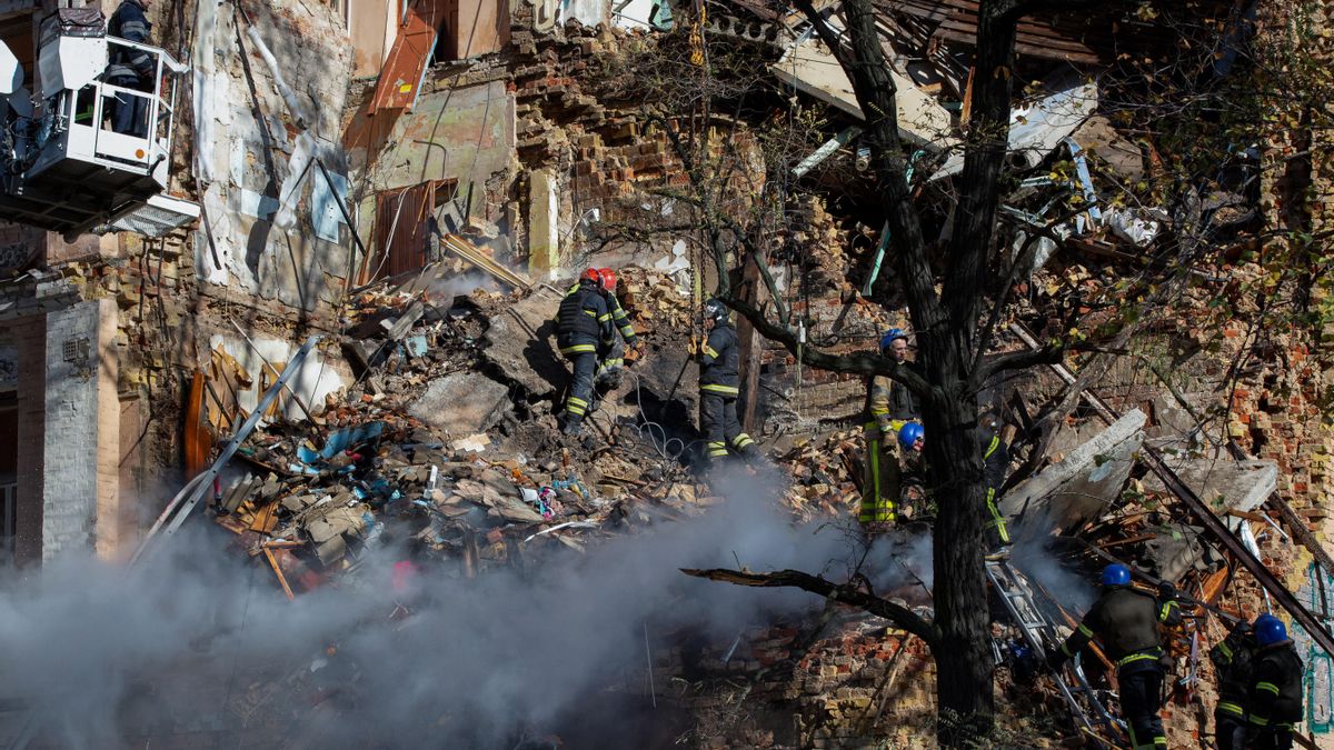 Equipos de rescate trabajan tras un ataque ruso en Kiev.