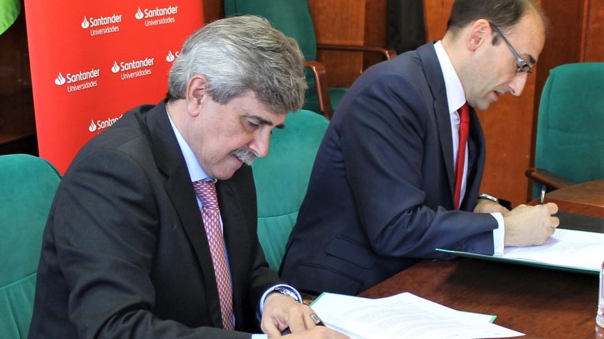 El rector de la Universidad de León (ULE), Juan Francisco García Marín, y el director territorial del Santander en Castilla y León, Javier Martín Clavo, durante la firma del convenio.