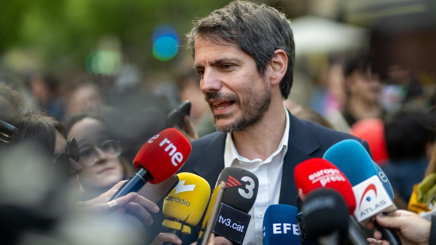 El ministro de Cultura, Ernest Urtasun, atiende a los medios durante Sant Jordi en la Rambla Catalunya-Consell de Cent, a 23 de abril de 2024, en Barcelona, Catalunya (España).