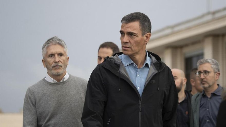 El presidente del Gobierno, Pedro Sánchez, y el ministro del Interior, Fernando Grande-Marlaska, durante su visita al centro del 112 en Valencia este domingo