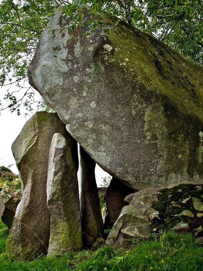 Dolmen de Goward. Esta zona del país está muy ligada a los mitos del llamado Ciclo del Ulster y casi cada rincón del paisaje se relaciona con alguna leyenda fantástica.