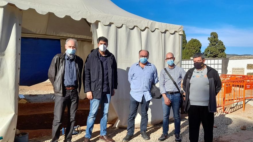 El alcalde de Morella (segundo por la izquierda), acompañado por los familiares del primer edil exhumado, visita los trabajos de exhumación.