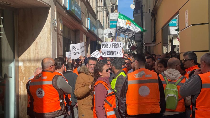 Los trabajadores del transporte sanitario en la región reclaman la firma de un convenio colectivo