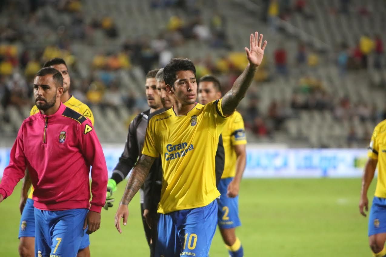 Sergio Araujo saluda a los aficionados.