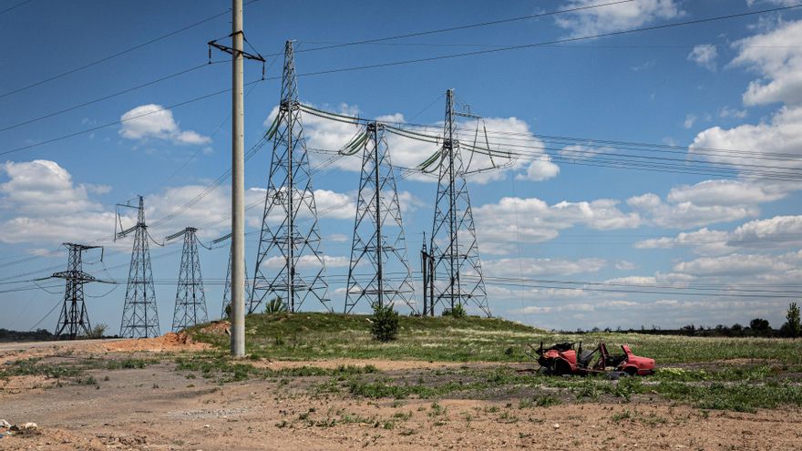 Un automóvil destruido cerca del frente ruso en las afueras de la región separatista de Donetsk.