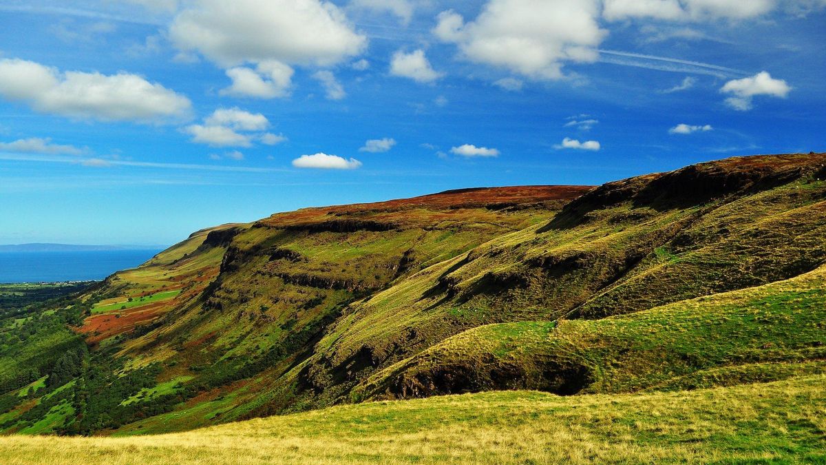 Los paisajes de los Glens de Antrim. Enormes moles de piedra tallados por la fuerza del hielo. Zona superior de Glenariff Forest Park.