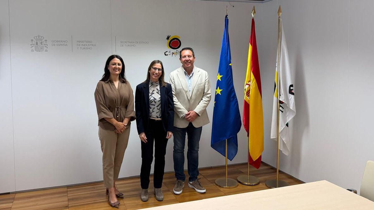 El alcalde de Mula, Juan Jesús Moreno, y la concejala de Turismo, Alejandra Martínez, junto a Ana Muñoz, directora general de Políticas Turísticas