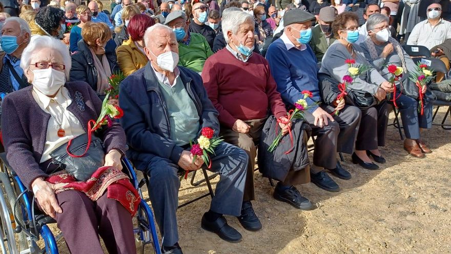 Homenaje en el cementerio de Paterna a las víctimas de la "matanza sistemática" enterradas en la mayor fosa valenciana