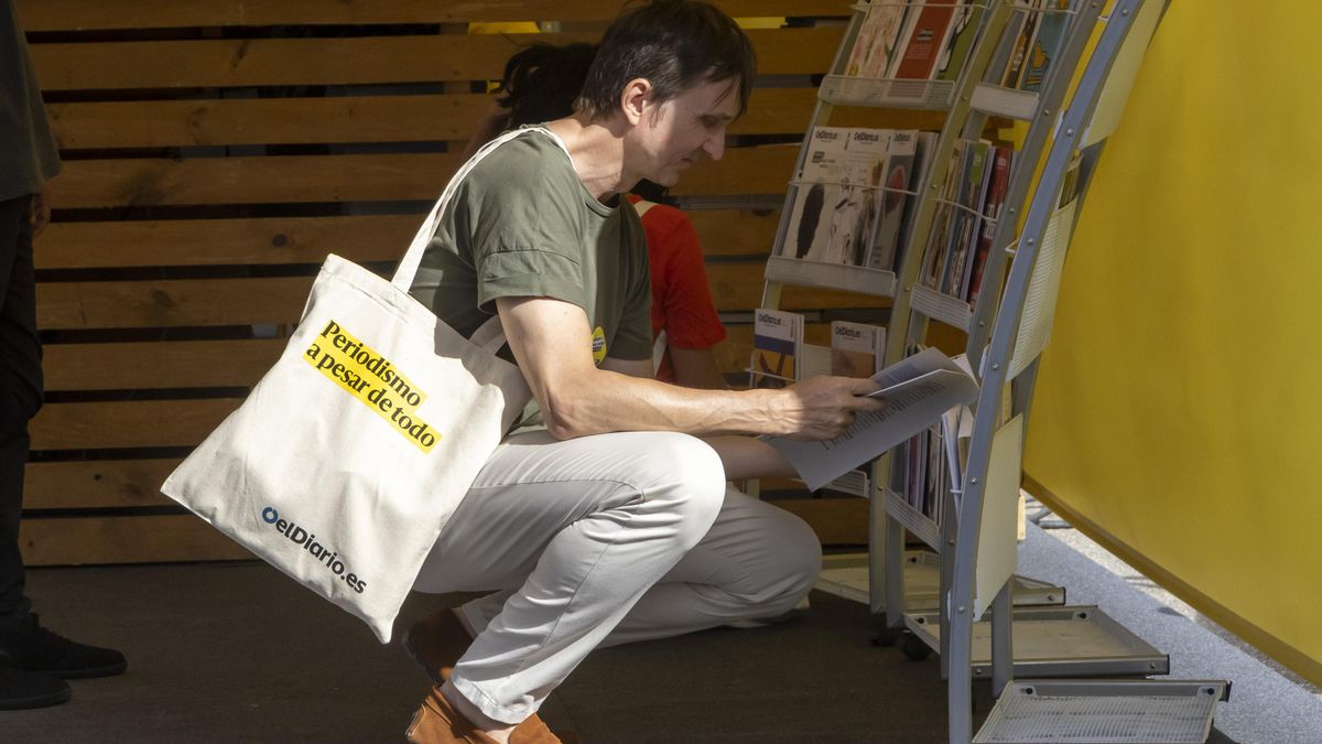 Uno de nuestros socios completando su colección de revistas de elDiario.es