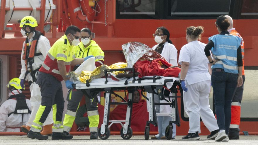 Cuatro muertos y cuatro desaparecidos en la neumática que naufragó al este de Lanzarote