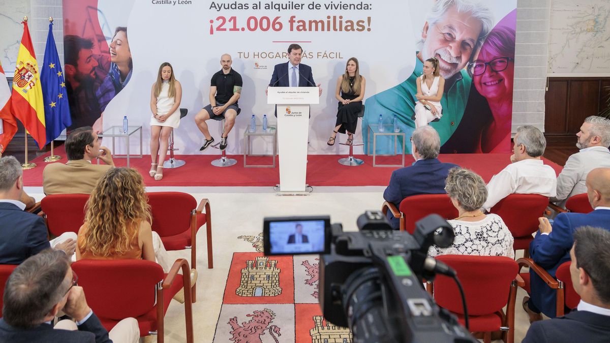 El presidente de la Junta de Castilla y León, Alfonso Fernández Mañueco (c), presenta medidas en materia de ayudas al alquiler de vivienda en la Comunidad.