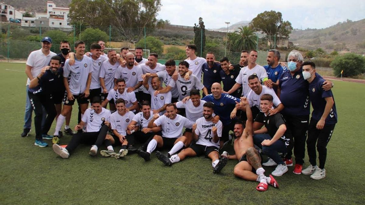 Los jugadores del Arucas celebrando su ascenso.