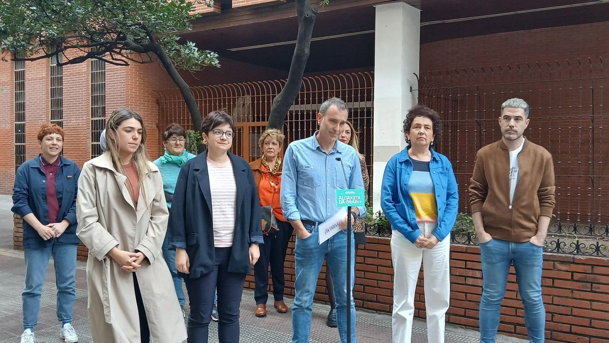 El candidato por Bizkaia, Julen Arzuaga, en el lugar en el que Cabacas recibió el pelotazo.