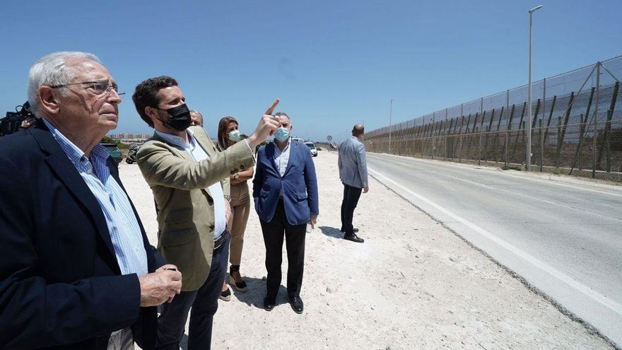 El presidente del PP, Pablo Casado, junto al presidente de la formación en Melilla, Juan José Imbroda, en una visita a la valla de Meilla. En Melilla, a 14 de julio de 2021.