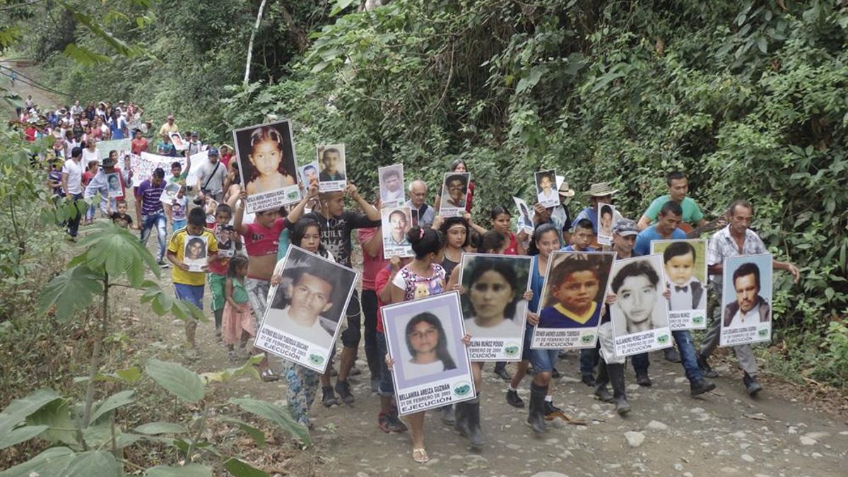 Marcha de la comunidad de paz de San José de Apartadó (Colombia), donde se afinca uno de los convenios para reconstruir una casa de procesamiento de caña de azúcar