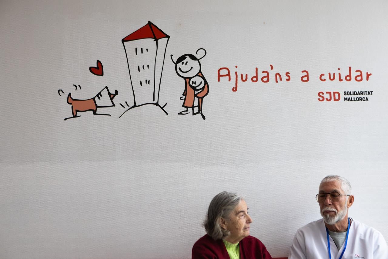 Un mural recibe a quienes cruzan los pasillos de Sant Joan de Déu: “Ajudar a cuidar”, el lema que da sentido al voluntariado del hospital