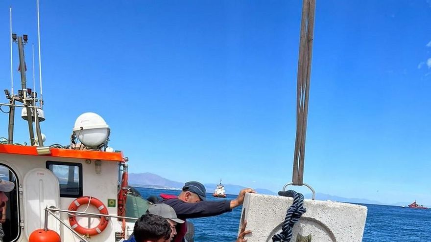 Gibraltar no descarta nuevas manchas de contaminación hasta completar el rescate del barco