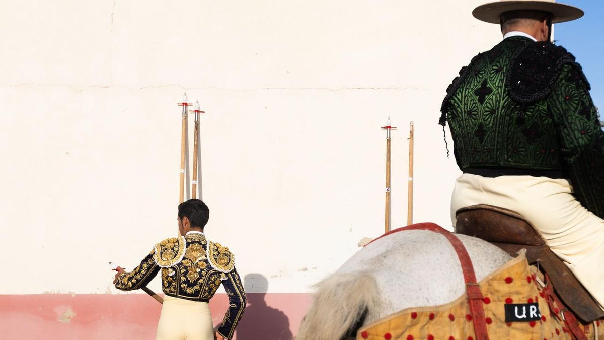 Uno de los miembros de las cuadrillas prepara las picas que se utilizan para herir y debilitar al toro antes de matarlo.