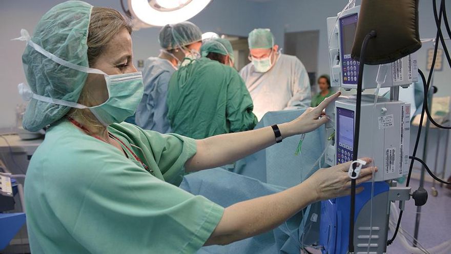 Uno de cada cuatro pacientes espera más de seis meses para operarse en España