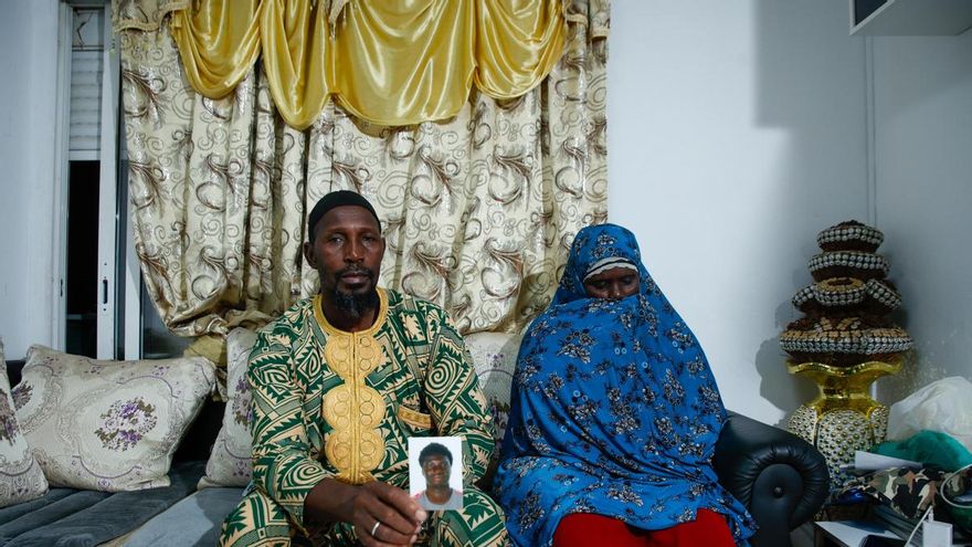Mohamadou tenía un trastorno mental y murió de un tiro tras entrar en comisaría con un cuchillo: "Lo han deshumanizado"