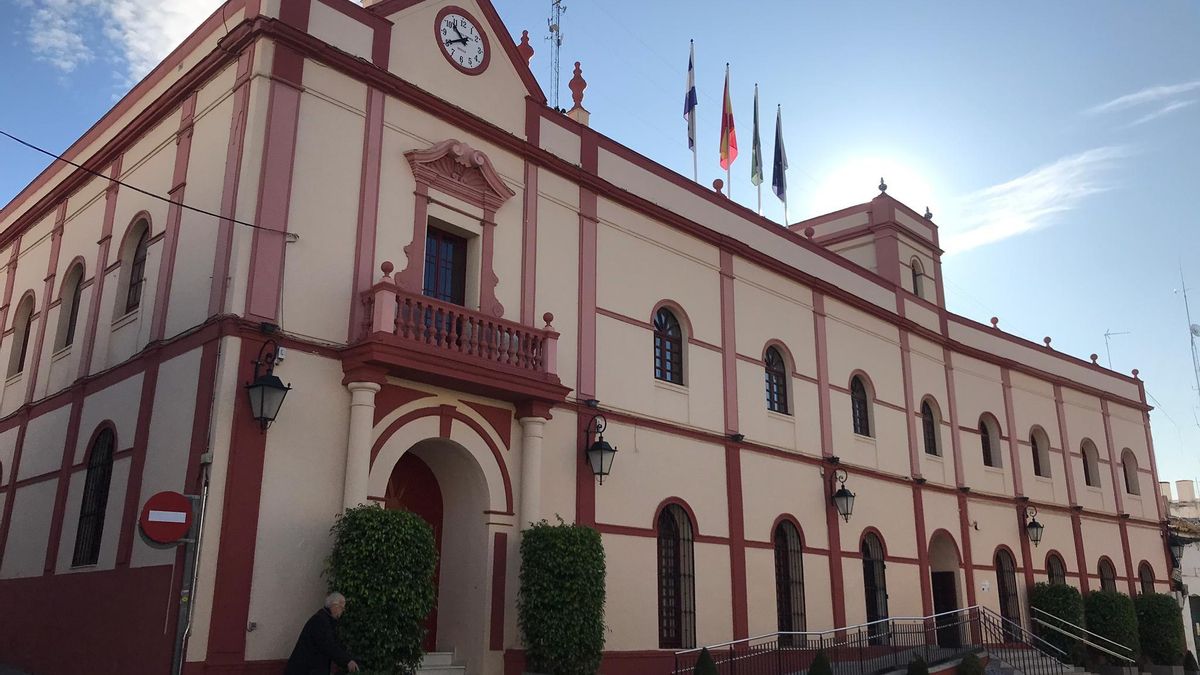 Archivo - Fachada exterior del Ayuntamiento de Alcalá de Guadaíra (Sevilla).