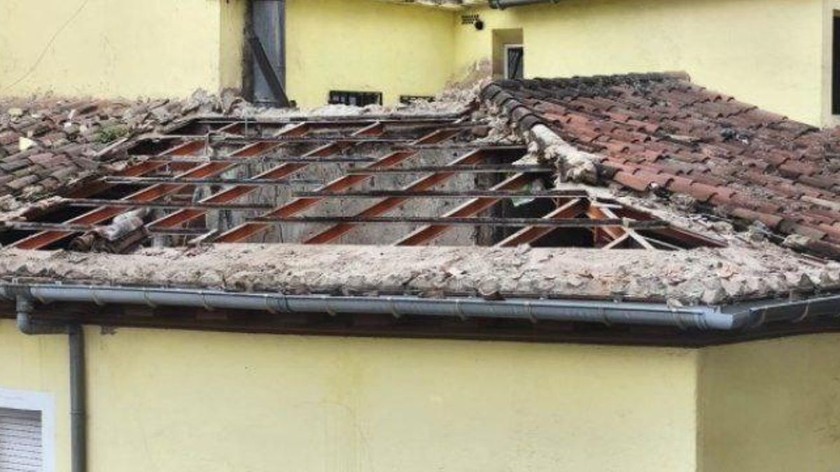 Estado del tejado del edificio del antiguo del Baobab después de la continuación del derribo del tejado este miércoles.