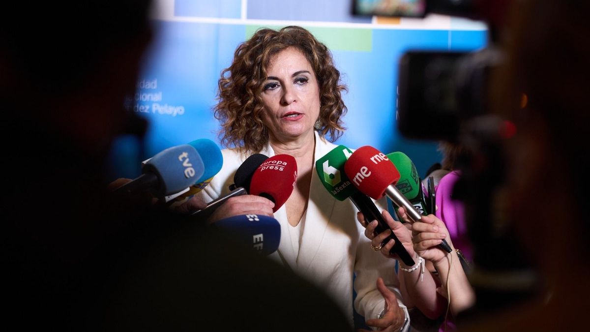 La vicepresidenta primera del Gobierno de España y ministra de Hacienda, María Jesús Montero, atiende a los medios en la UIMP