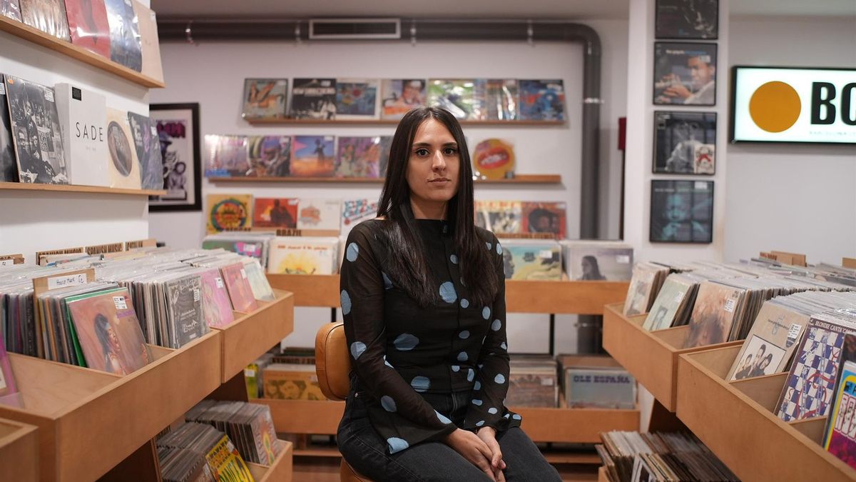 La escritora gallega Lucía Solla Sobral gana el Premio Cálamo 2025 con su novela 'Comerás flores'