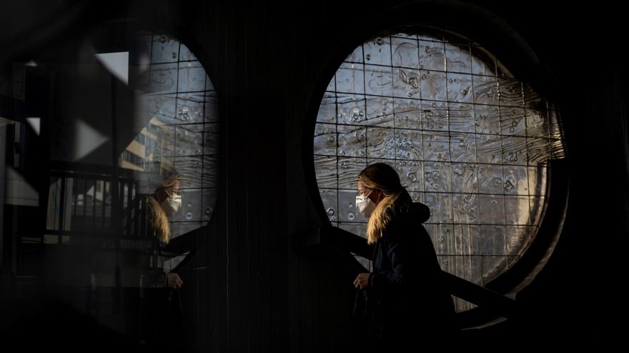 Una mujer con mascarilla protectora camina por una estación del metro de Praga. EFE/MARTIN DIVISEK/Archivo