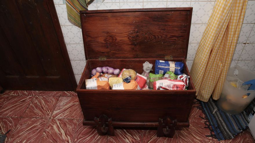 Los palmeros solían guardar sus alimentos en las cajas de tea para conservarlos para el invierno. En la actualidad, Lorenzo sigue guardando en ellas sus productos