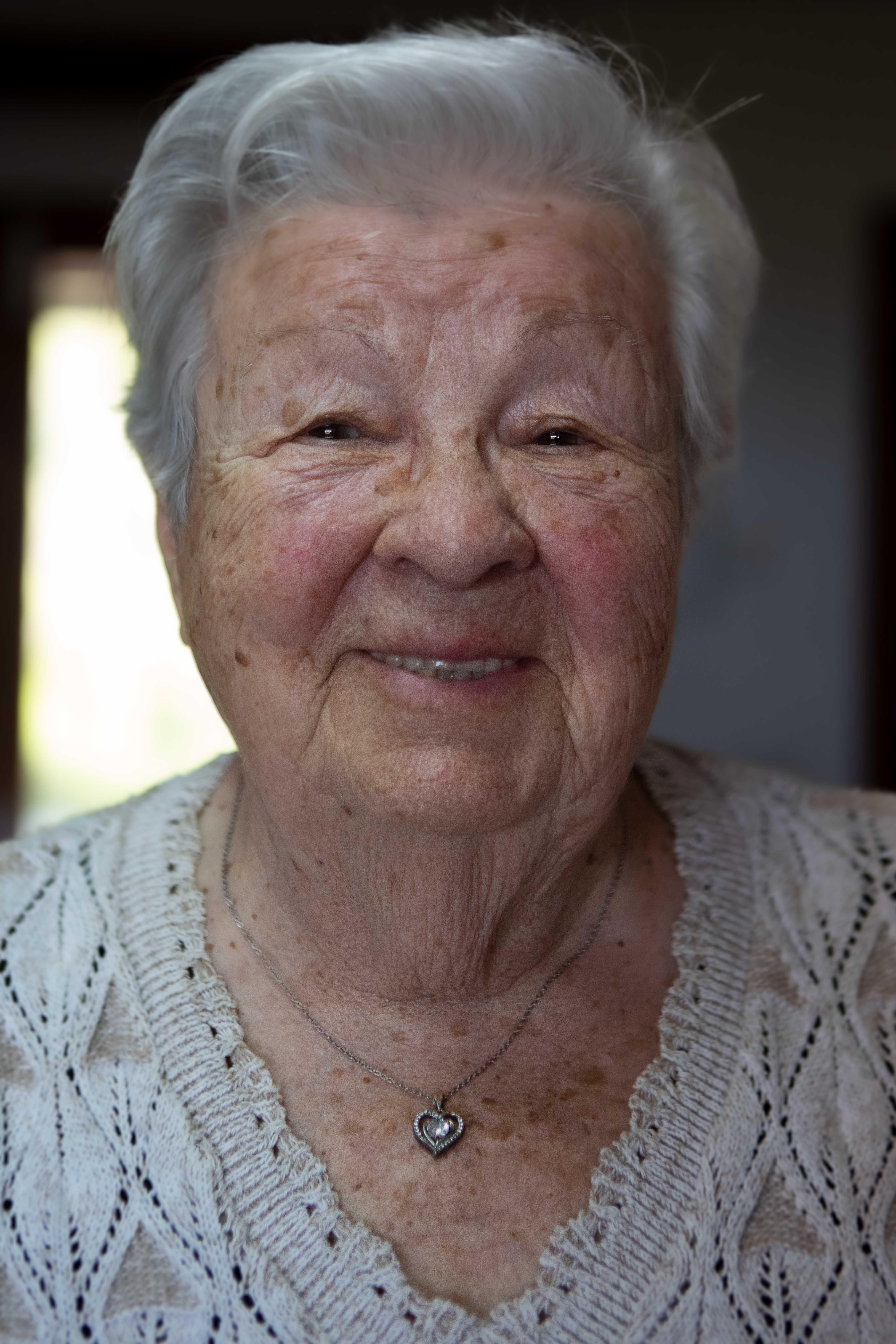  "Comencé a los diez años con la costura ayudando a mi madre. Una se preocupa ir a la escuela, saber las cosas, portarse bien, trabajar"