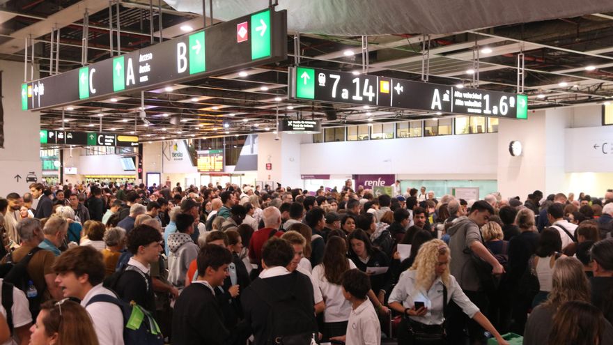 Estación de Sants, en Barcelona, por los retrasos a causa de las incidencias del lunes.