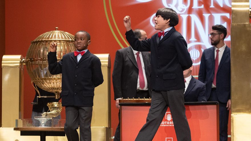 Ángel Abaga (i) y Alonso Dávalos (d) de la residencia de San Ildefonso cantan el Premio 'Gordo' del Sorteo Extraordinario de la Lotería de Navidad 2022, el número '05490'