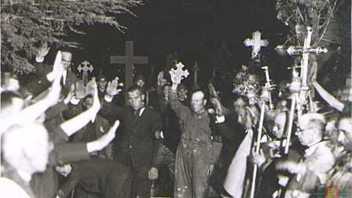 Miembros de la Falange y de la Iglesia, ante la tumba en la que se enterraron los restos de Onésimo Redondo.