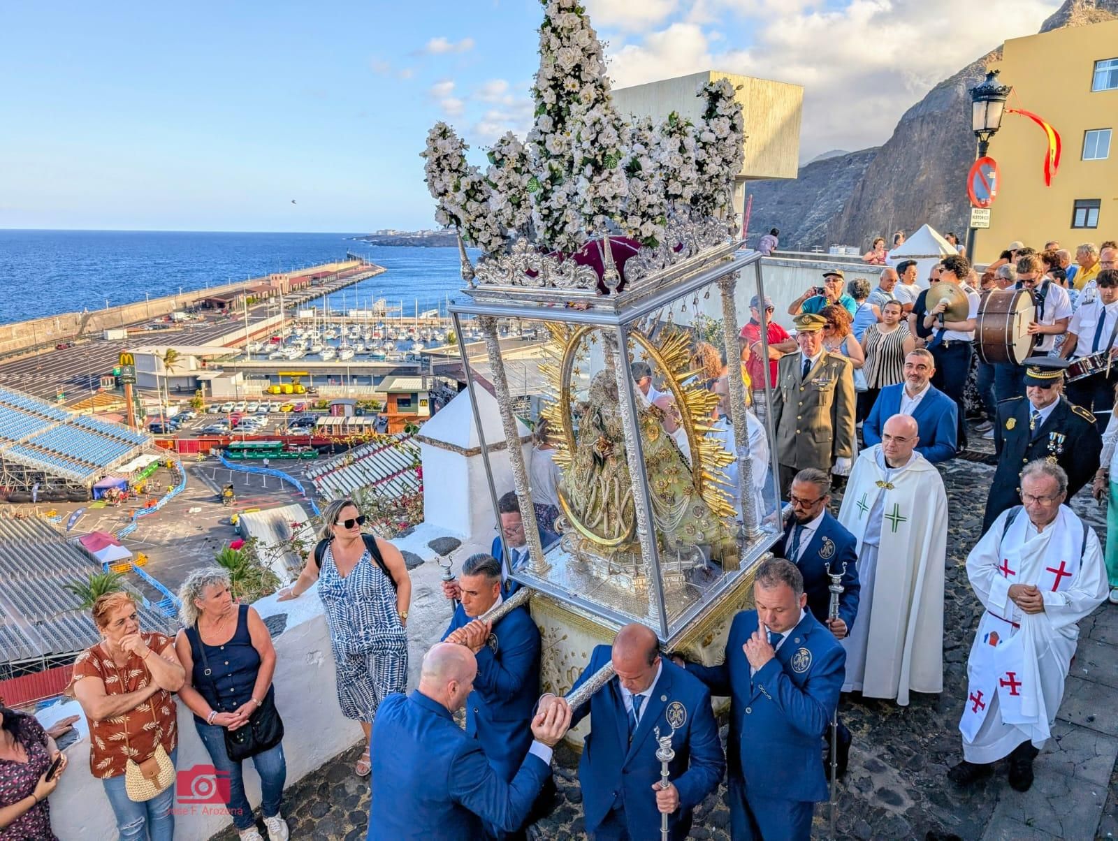Recorrido de la Procesión General Sur por el barrio de San Telmo, con el puerto de Santa Cruz de La Palma al fondo.