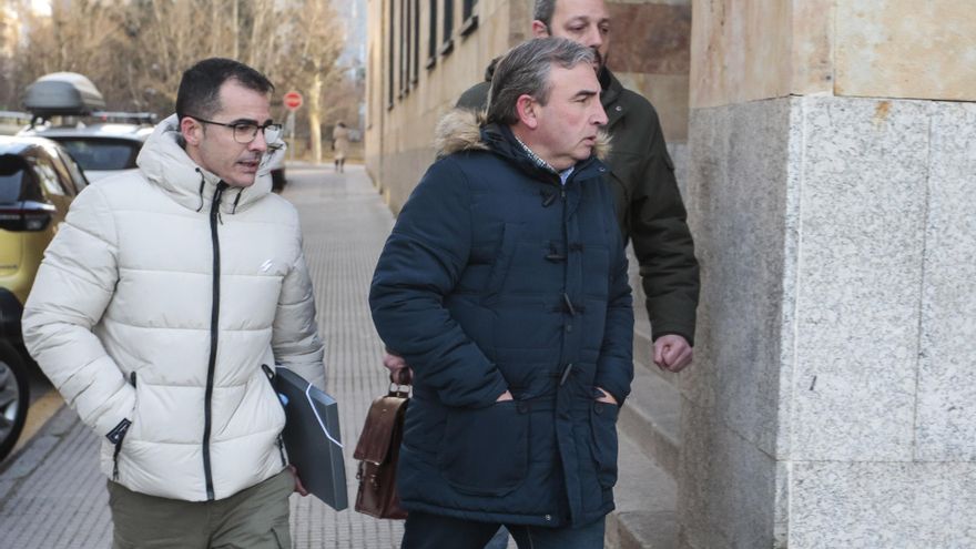 José Ramón González y José Marcos Ulecia entrando al juzgado de León junto a su abogado defensor.