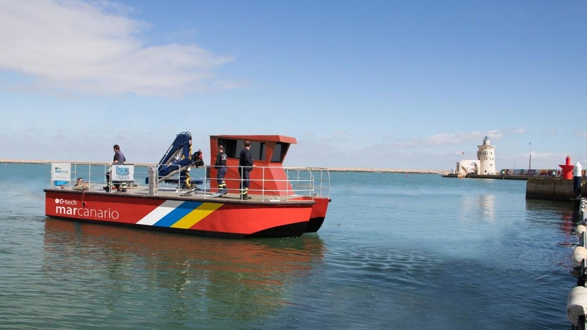 Uno de los dos barcos adquiridos en 2018 para el control de microalgas en aguas de toda Canarias.