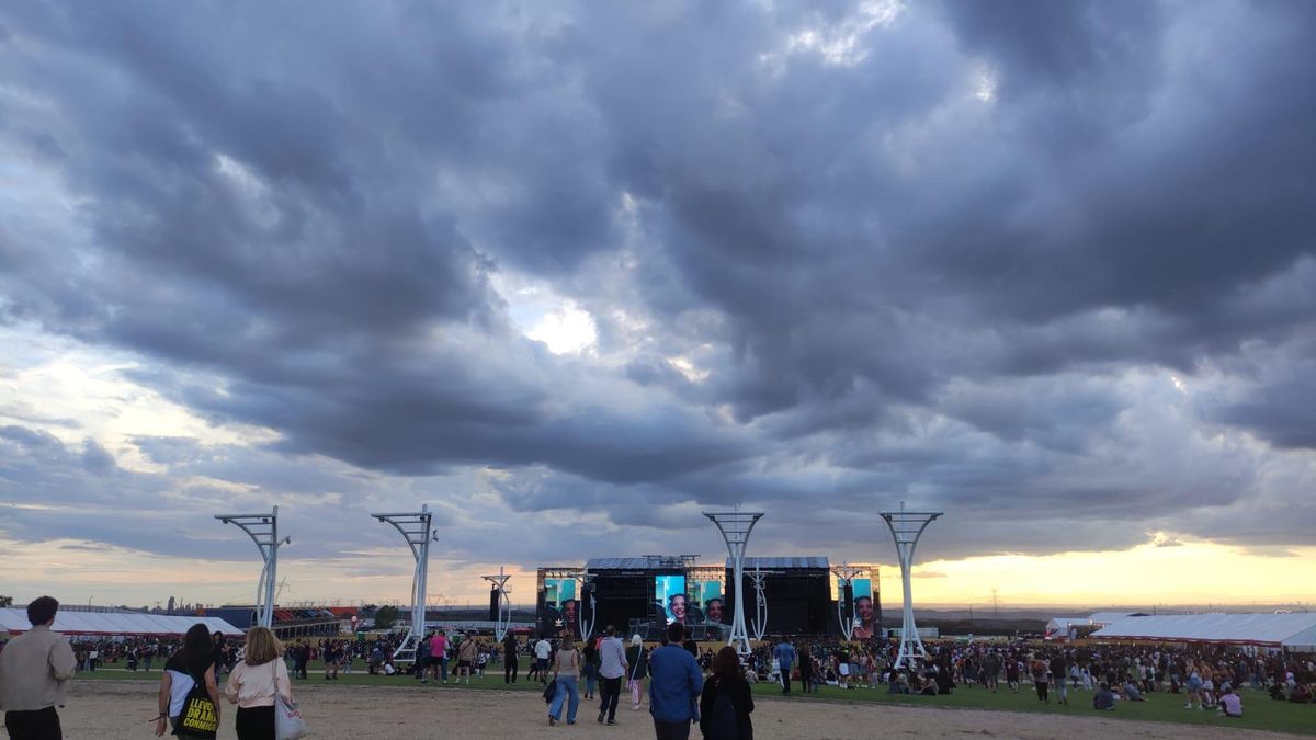 Varios asistentes del Primavera Sound Madrid se aproximan al escenario donde toca Depeche Mode en la Ciudad del Rock de Arganda del Rey (Madrid)