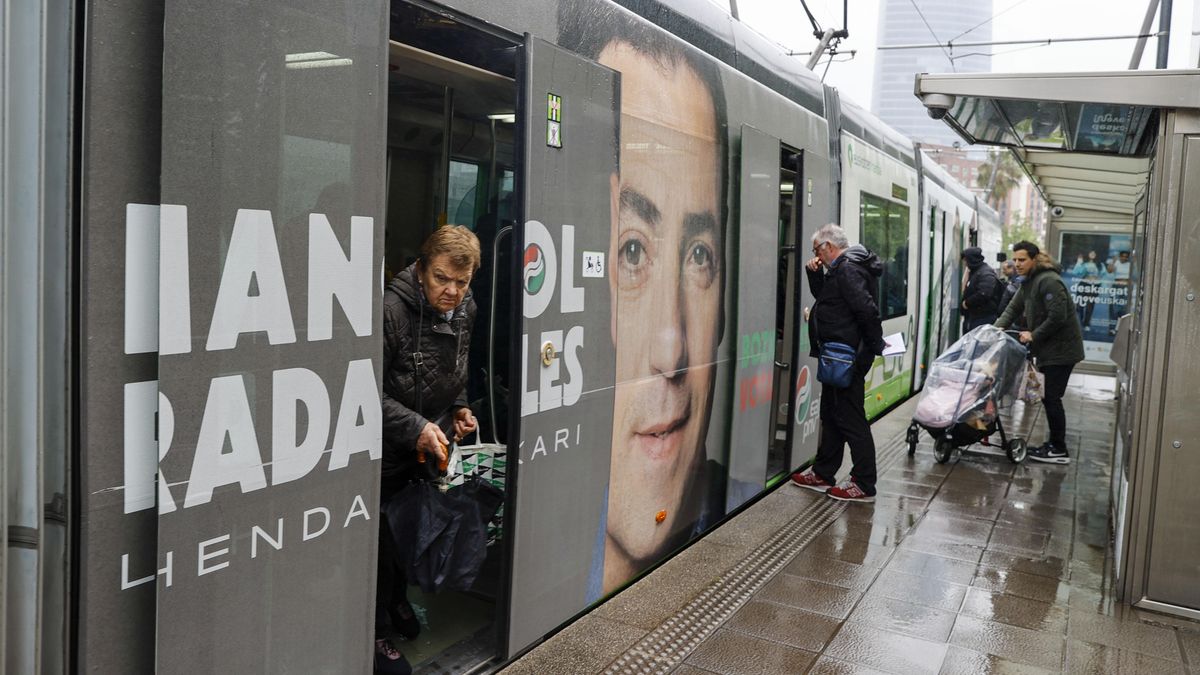 Publicidad electoral del PNV con la cara de Pradales en el tranvía de Bilbao.