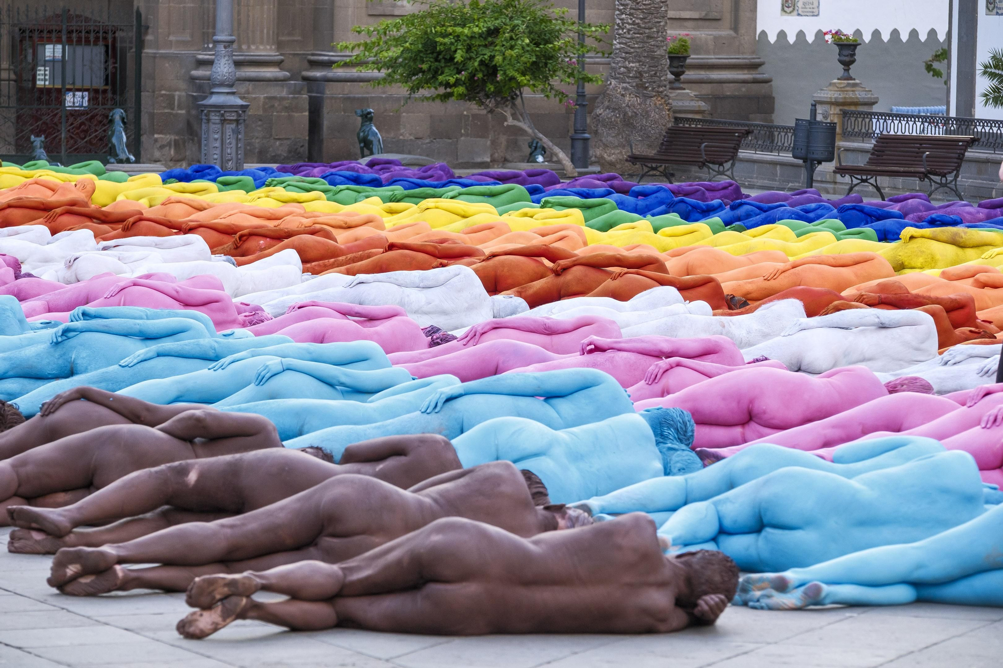 El artista neoyorquino Spencer Tunick rinde homenaje a la comunidad LGTBI en el centro histórico de Las Palmas de Gran Canaria con la instalación 'Gran Spectrum', en la que plasmó los colores de la bandera arcoiris en uno de sus clásicos desnudos colectivos.