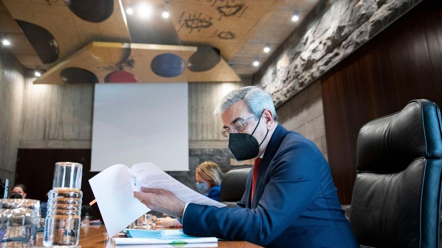 El consejero de Hacienda sostiene que la "única forma" de controlar los precios de la energía es intervenir en los mercados