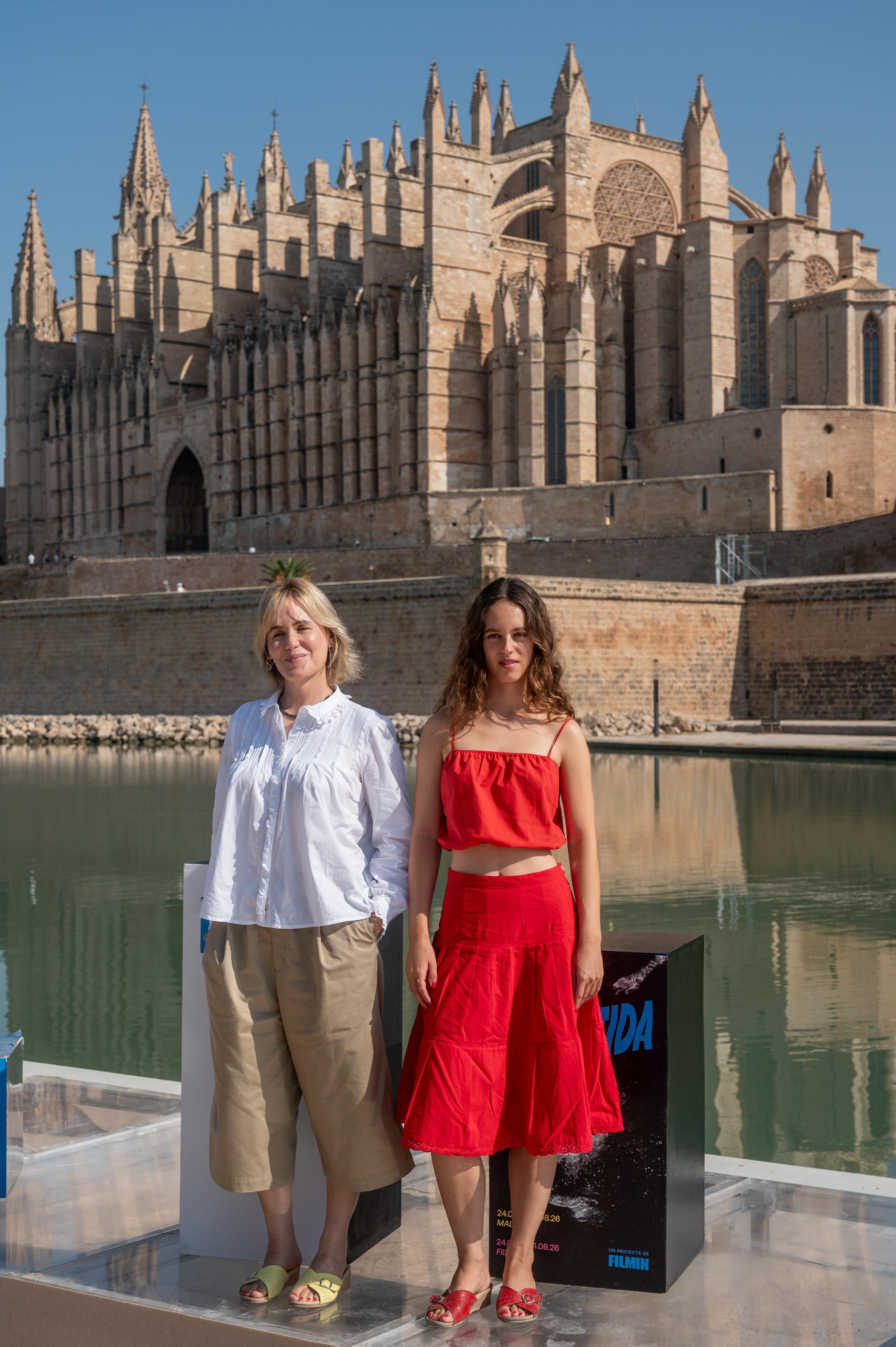 Godrèche junto a su hija Tess Barthélémy, protagonista de la película.