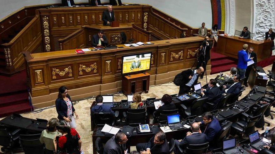 El Parlamento venezolano investigará la situación de los niños abandonados por emigrantes